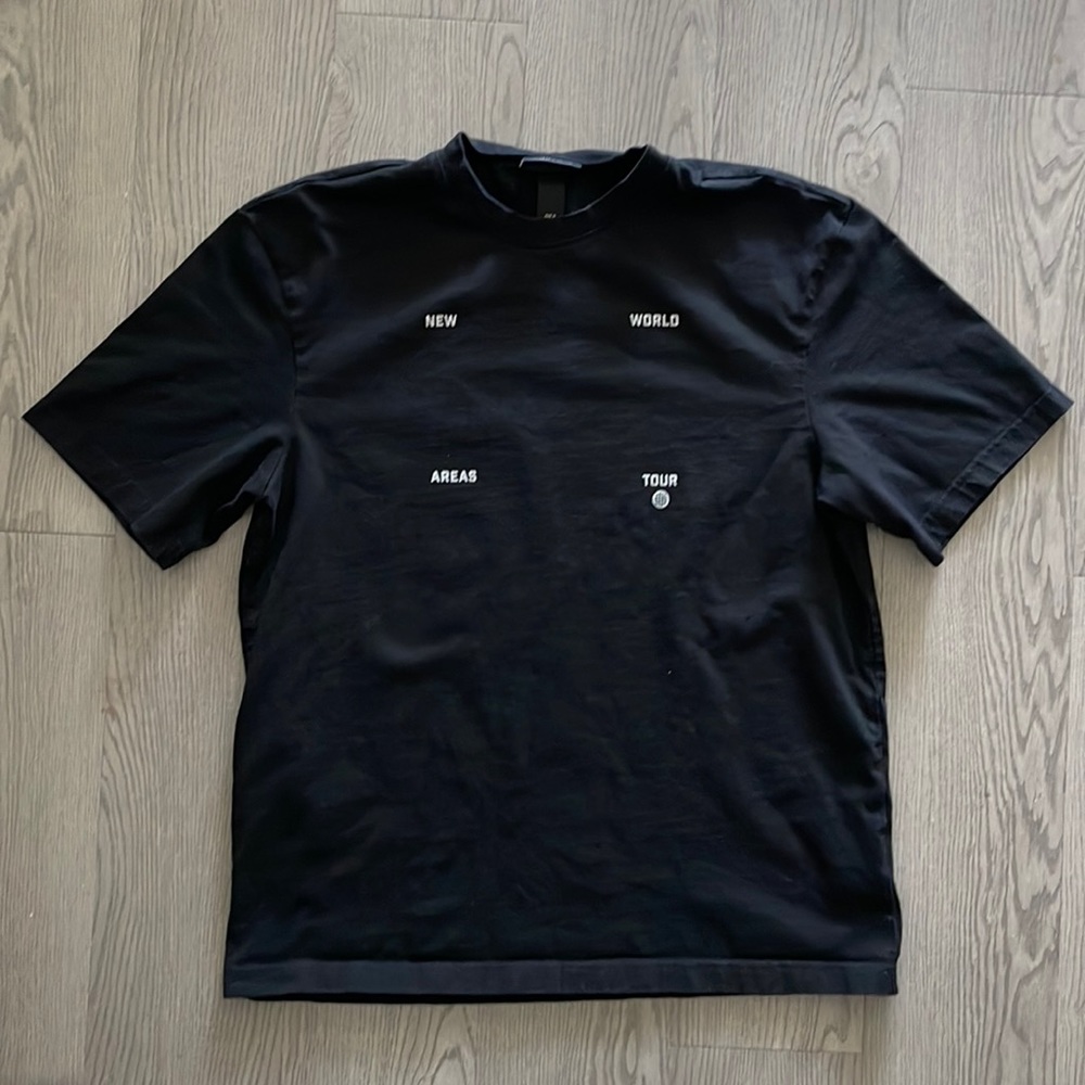 H&M mens “new world areas tour” tee